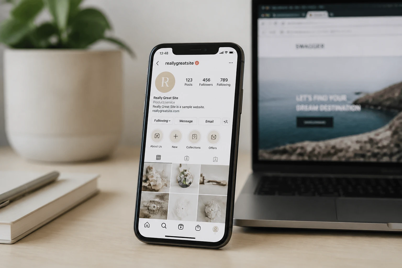 Smartphone affichant un profil Instagram à côté d'un ordinateur portable ouvert sur un navigateur web
