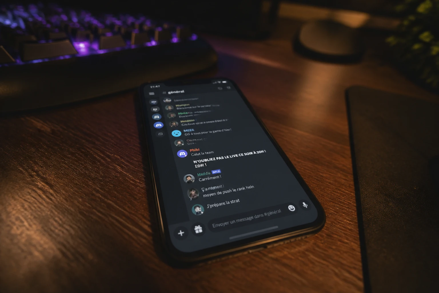 Écran de smartphone affichant l'application Discord avec un message en gras dans un salon de discussion