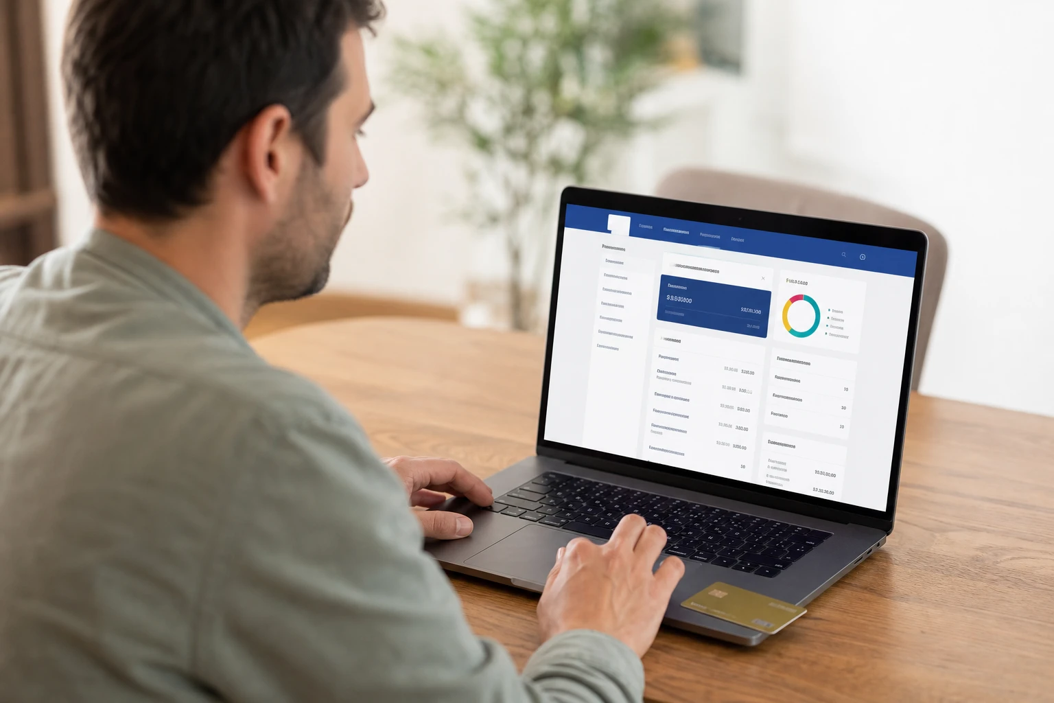 Homme consultant son espace bancaire Cybermut sur ordinateur portable avec carte bancaire à côté